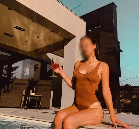 Claudia, 30
